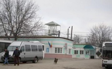 Urmăriţi internaţional, băgaţi după gratii